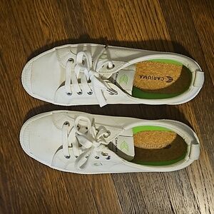 Cariuma Womens Size 9 White Sneakers
